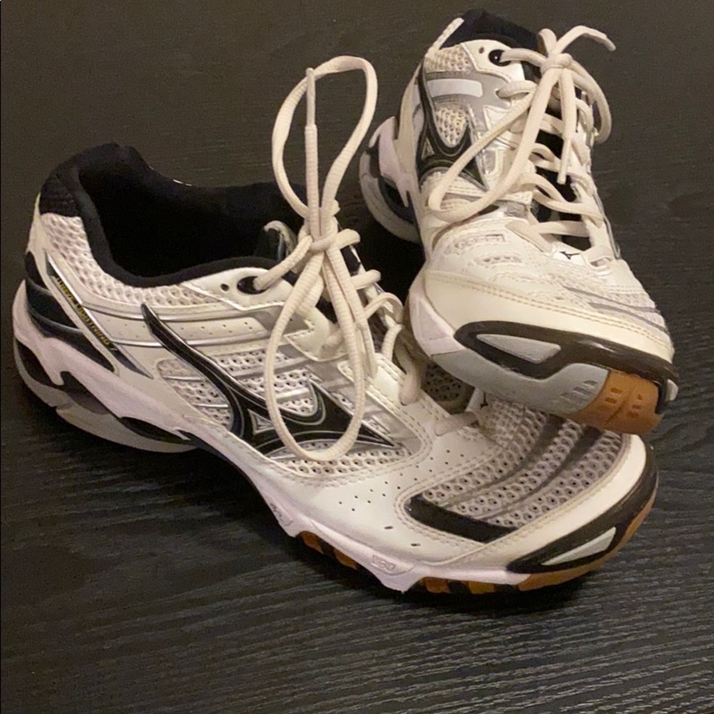 Mizuno wave lightning 7 court shoes.